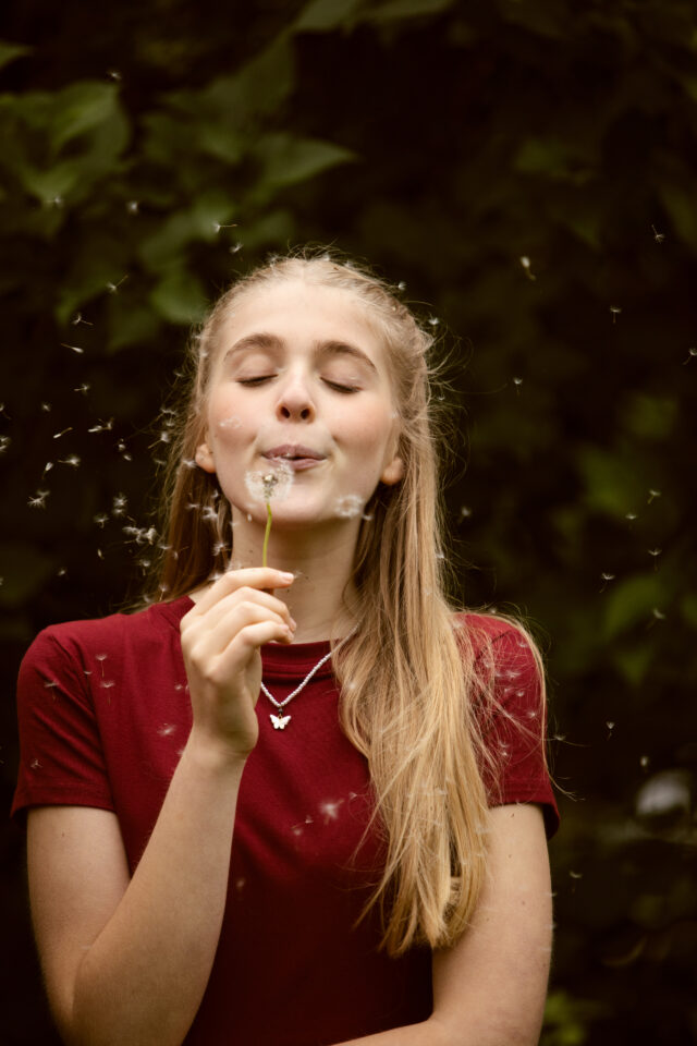 Stella Maria Barghouty pustet eine Blume aus mit Zuversicht